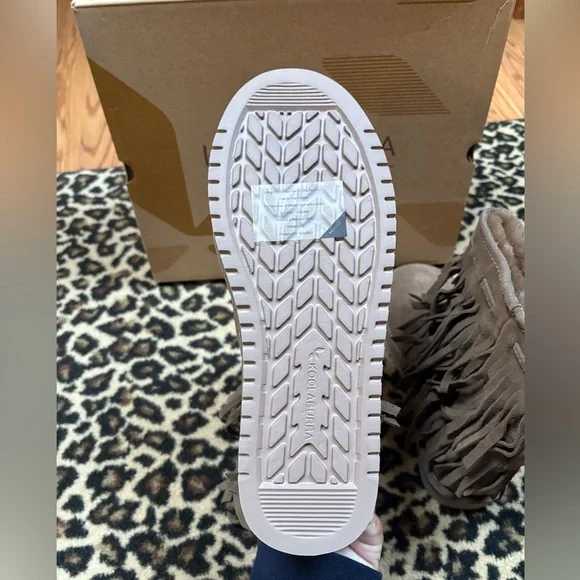 NIB Ugg by Koolaburra Cable Fringe Boots - Picture 6 of 6